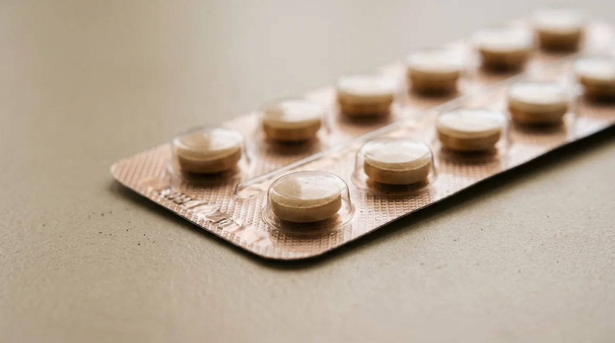 Zbliżenie na blister z tabletkami psychiatrycznymi na jasnym tle bez etykiet