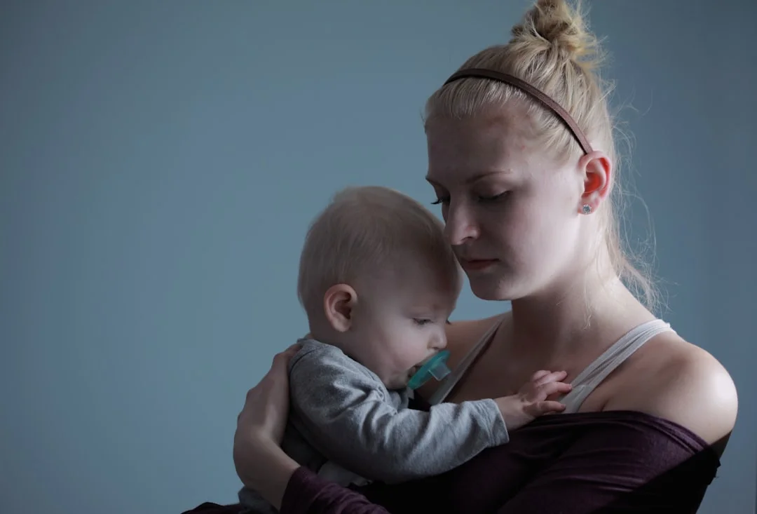 Partner wspiera kobietę przy stole - pomoc przy depresji poporodowej