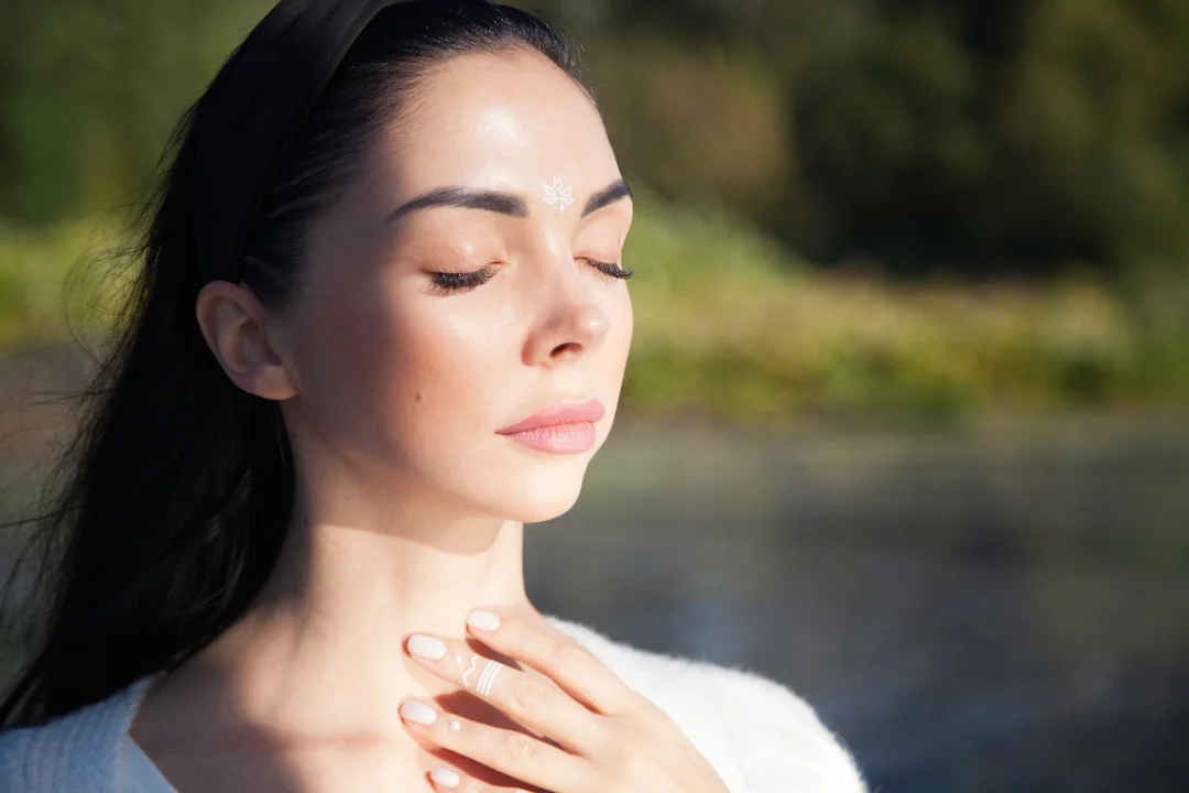 a woman with her hands on her chest (Fot. Kira Severinova / Unsplash)