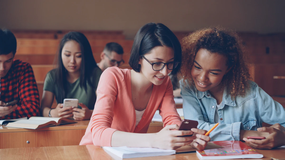 Studenci z telefonami na sali wykladowej - technologia w zyciu mlodziezy