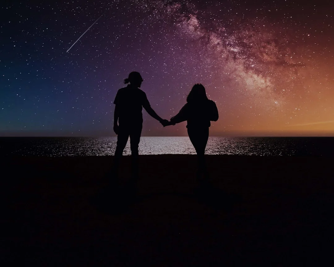 Kobieta sprawdza kompatybilność znaków zodiaku w aplikacji horoskopowej przy oknie